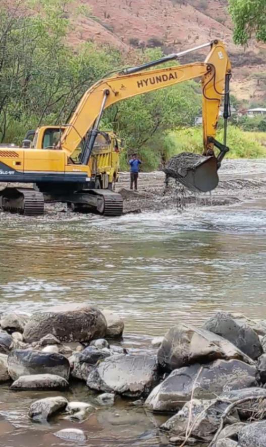 La imagen fue captada hace pocas horas donde se aprecia a la maquinaria laborando en el lecho del río.