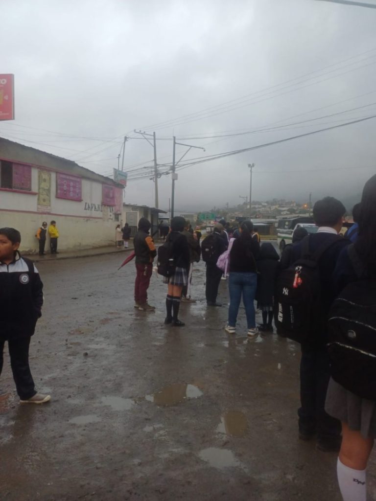 A las 07:05 de este jueves, 3 de septiembre de 2026, en el redondel del barrio El Plateado, los estudiantes y usuarios en general esperaban infructuosamente el bus.