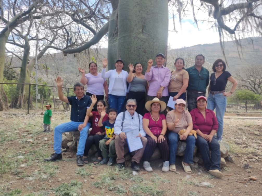 Directivos de la Captur, autoridades de Sozoranga, miembros de la comuna y el flamante padrino, Fabián Rodríguez Guerrero, tras la reunión de trabajo en el barrio.