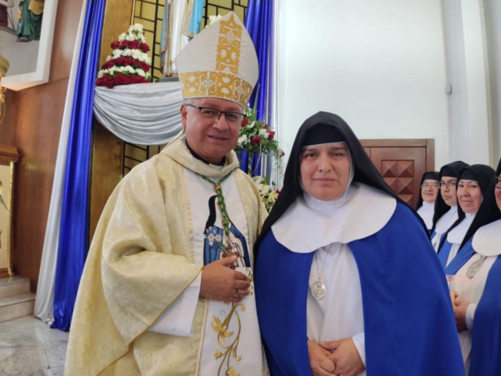 El obispo de la Diócesis de Loja, monseñor Walter Heras Segarra, junto a sor Lila, el día que cumplió 25 años de consagración.