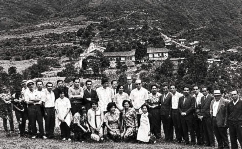El científico Miguel Salvador, en 1969, visitó Vilcabamba, junto a su equipo, para realizar investigaciones. Lo recibieron autoridades lojanas. (Foto archivo Víctor Carpio Toledo.