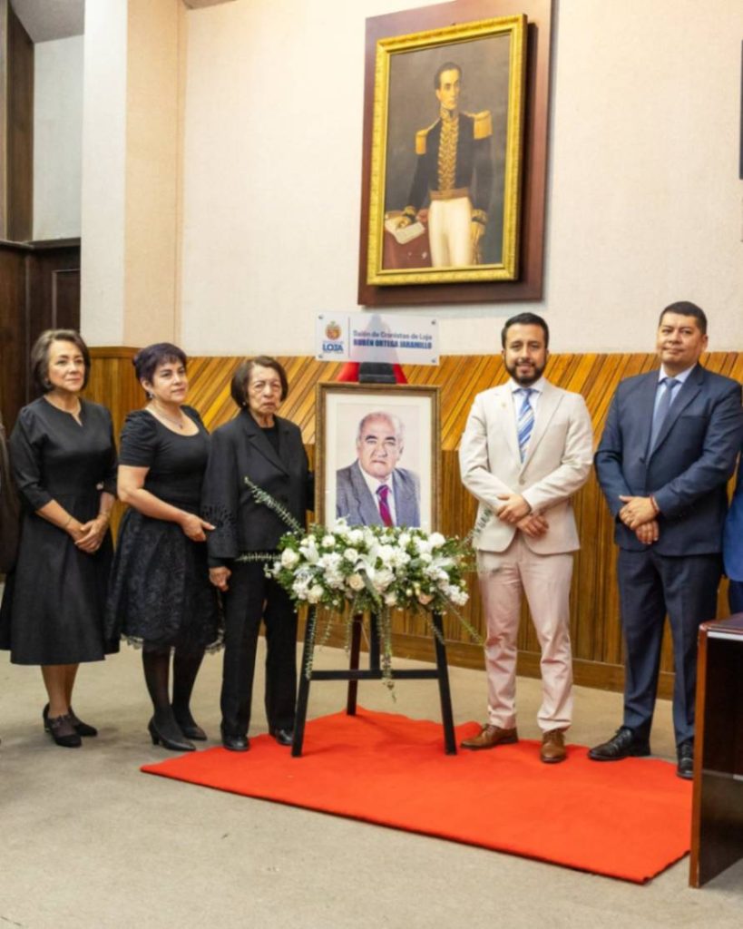 Entrega de la resolución y develamiento de la rotulación de la Sala de Cronista a la esposa e hijas de Rubén Ortega.