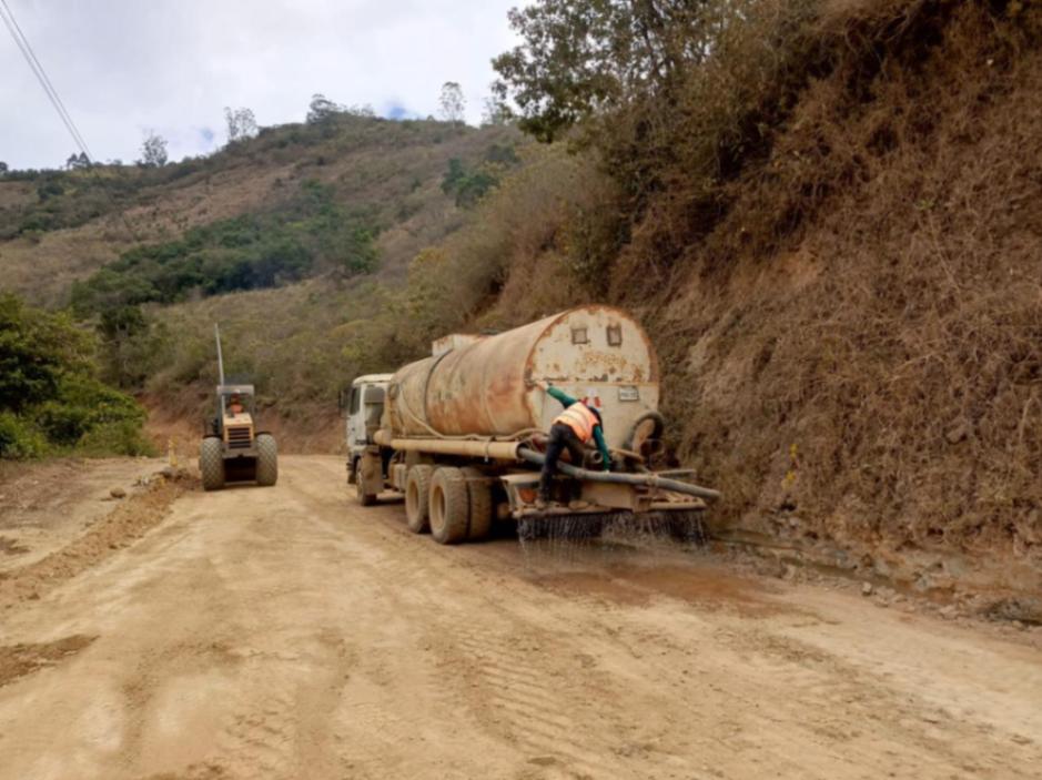 Los trabajos en la carretera continúan sin contratiempo alguno.