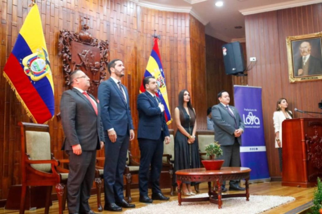 Autoridades, representantes institucionales y ciudadanos participaron en la sesión solemne por los 167 años del Gobierno Federal de Loja.