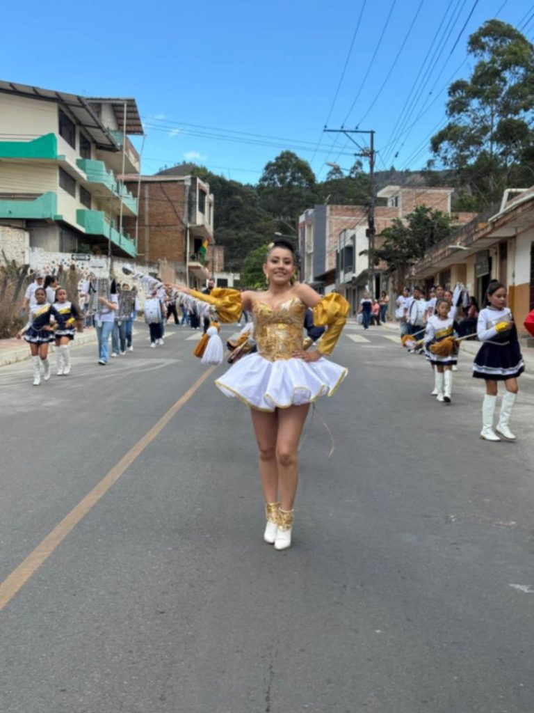 Kelly Fernanda Japa Chamba, cachiporrera de La Salle, demostró su talento durante el desfile.