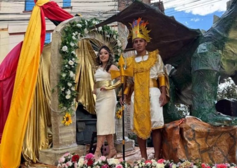La Unidad Educativa Fiscomisional Santa Juana de Arco La Salle alcanzó el primer lugar en el concurso de carro alegórico.
