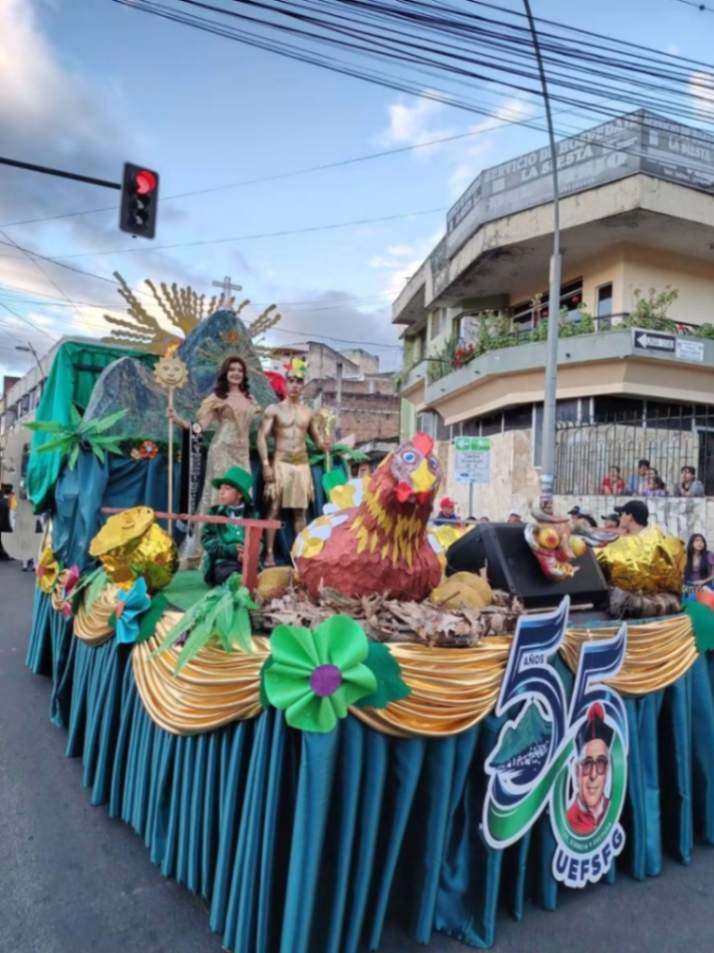 La Unidad Educativa Fiscomisional Santiago Fernández García, segundo puesto en carro alegórico.