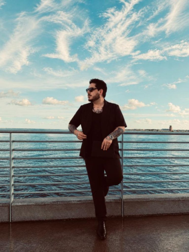 ElFavioPues, artista ecuatoriano radicado en Estados Unidos.