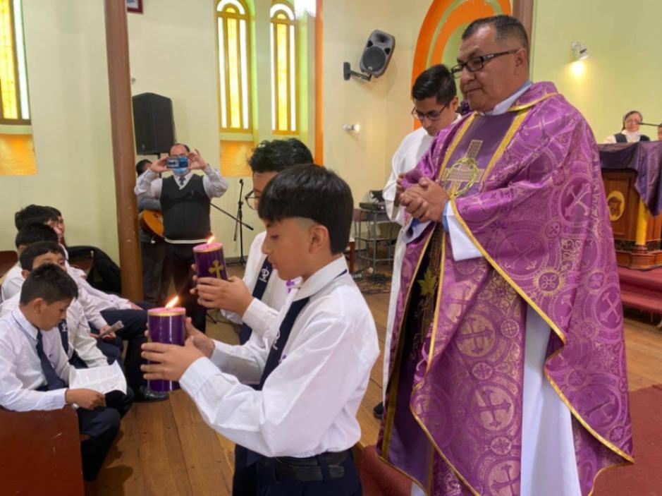 El sacerdote, oriundo de Changaimina, del cantón Gonzanamá, es un formador de juventudes.