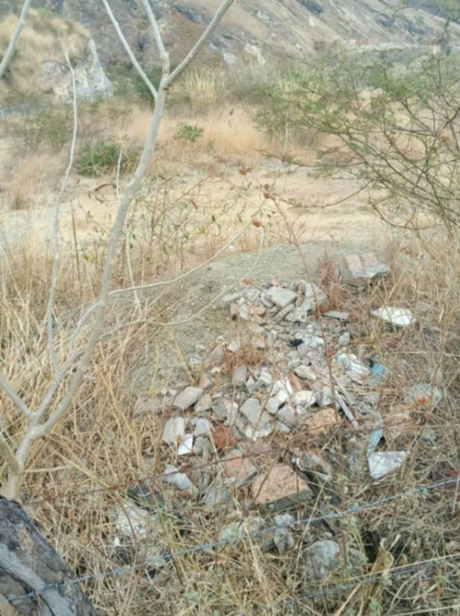 Los residuos de materiales son echados en la vía pública, originando un problema ambiental.