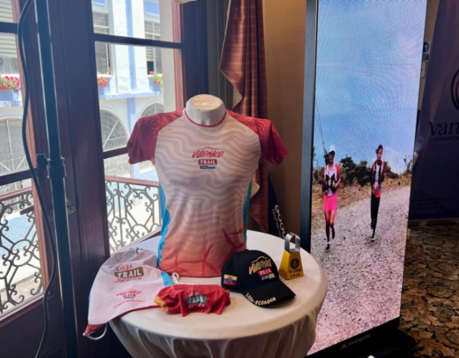Objetos que forman parte del kit de participación del Villonaco Trail.