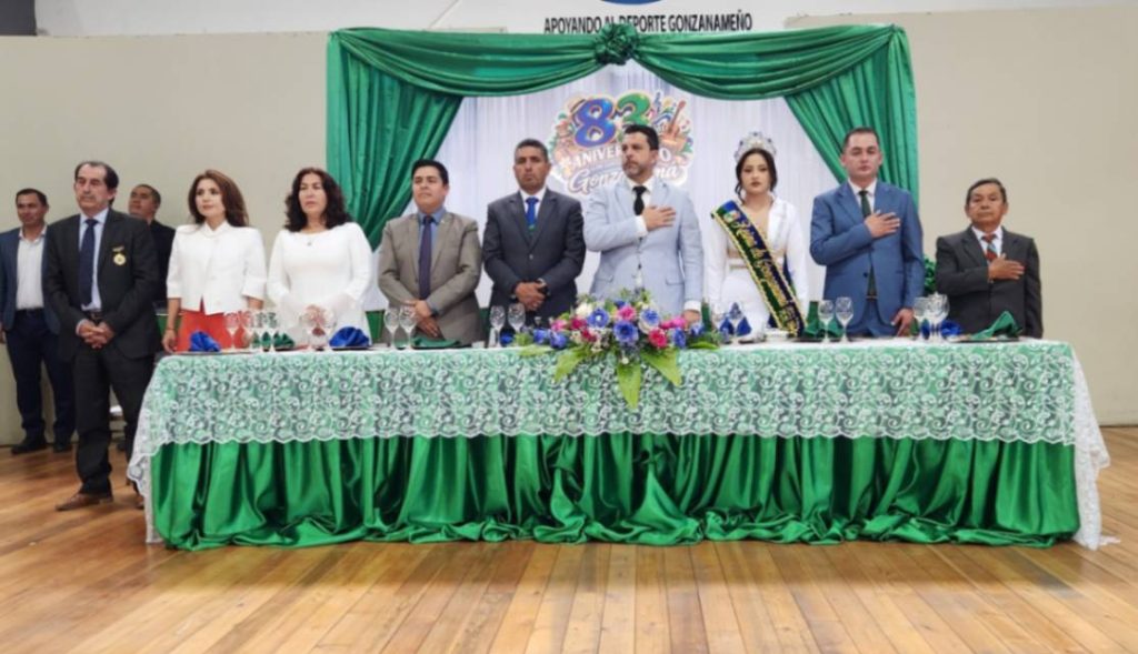La sesión solemne se desarrolló en el coliseo municipal, con la asistencia de autoridades e invitados especiales.