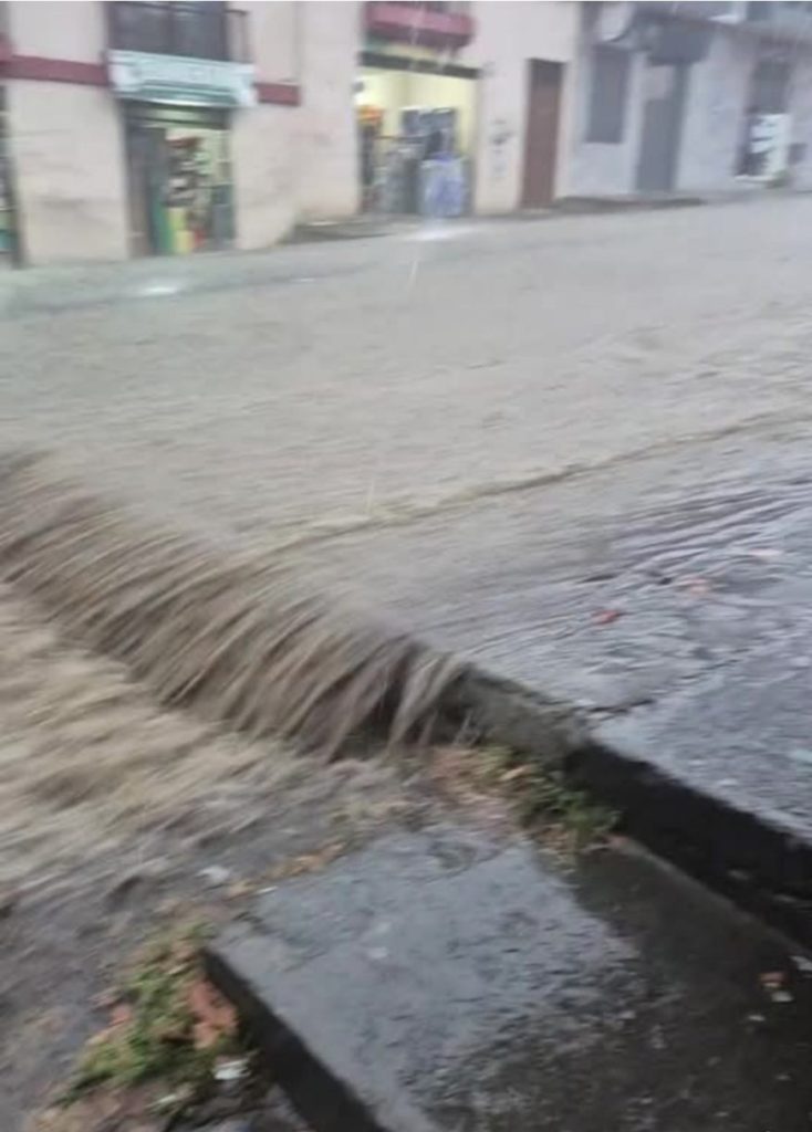 La avenida Eterna Juventud se convirtió en un río.