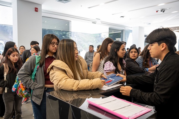 Miles de estudiantes vuelven a encontrarse con sus compañeros, docentes y espacios de aprendizaje.