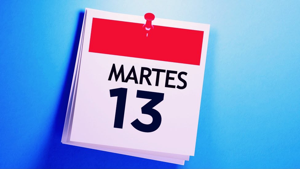 “El martes 13, ni te cases ni te embarques”, es el dicho más conocido.