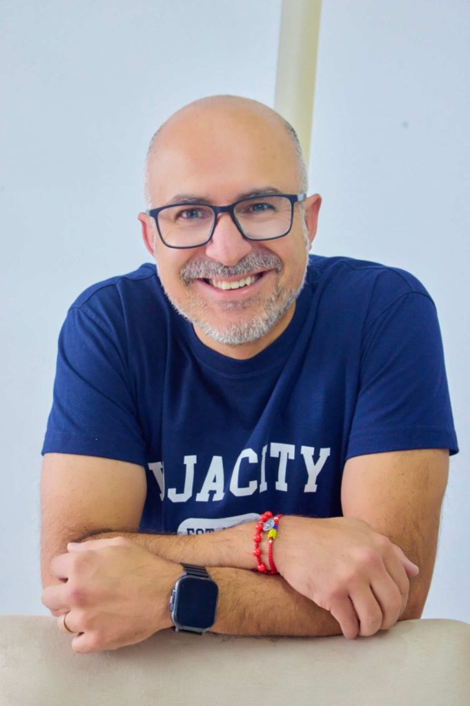 Es autor del libro Socialismo de la teoría a lo posible, de las Ideas a los hechos y del Manual para entender el socialismo.