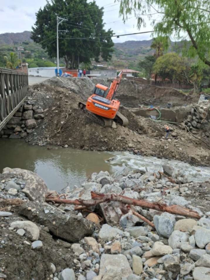 Los trabajos en el nuevo viaducto sobre el río Malacatos avanzan sin contratiempo alguno.