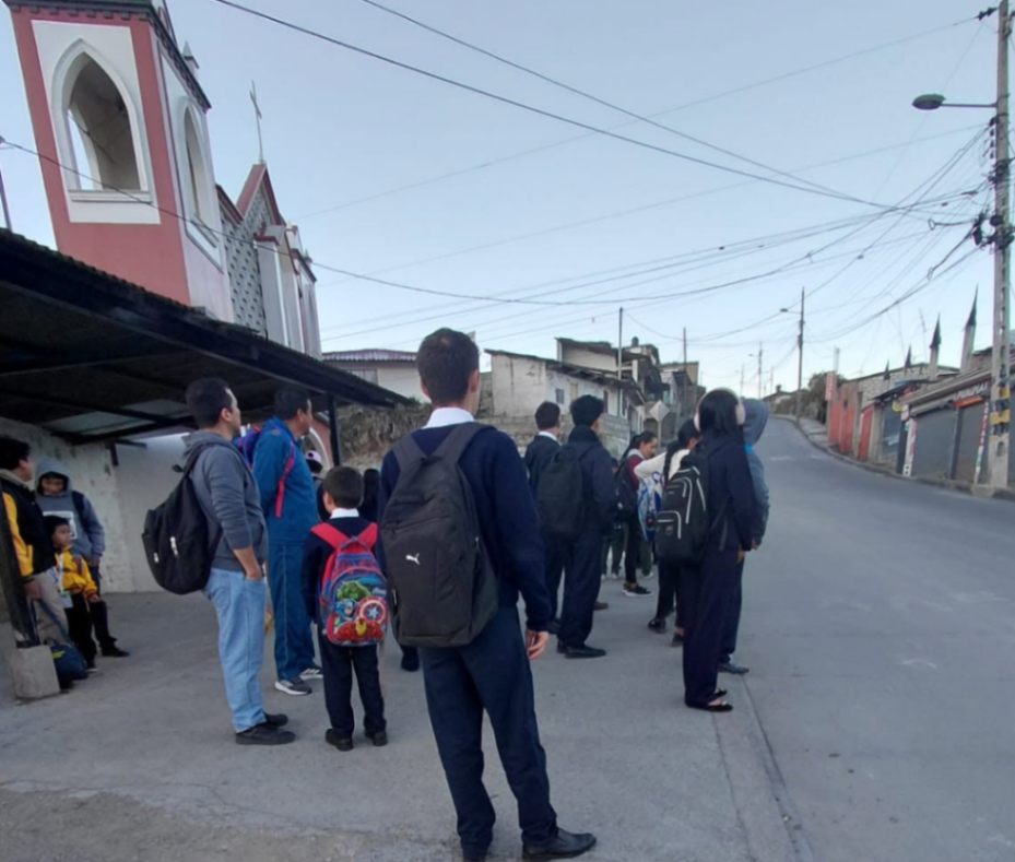 Los estudiantes no pueden llegar a tiempo a las aulas por la falta de buses urbanos. (Fotografía cortesía: Brújula Loja)